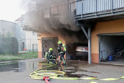 Gasbetriebenes Auto verursacht Garagenbrand - Ein gasbetriebenes Auto verursachte in Chemnitz einen Garagenbrand. Foto: Harry Härtel