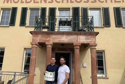Gastronom aus Mittelsachsen wünscht sich mehr Unterstützung von Seiten der Stadt - Alexander Simon und Frank Hattsch vor dem Muldenschlösschen. Foto: Carmen Petrus
