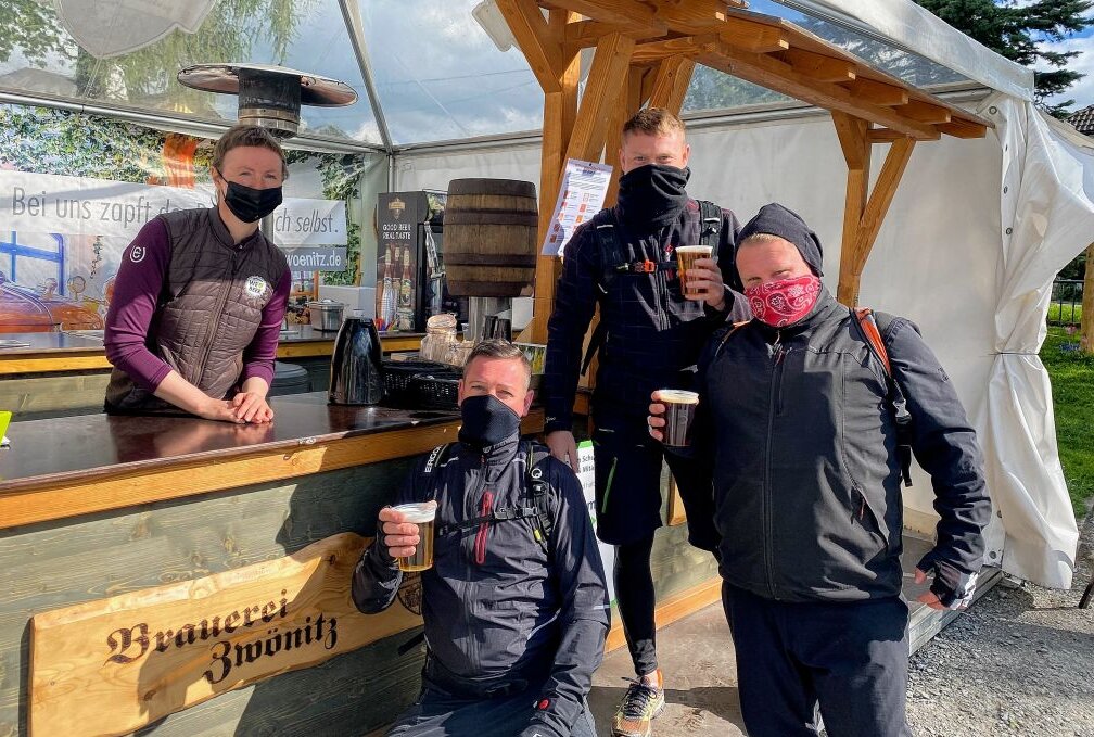 Romy Rehropp vom Team des Brauerei-Gasthofes (li.) mit Enrico Viertel, Carsten Bach und Patrick Mollweide aus Dorfchemnitz (v.li.). Foto: Ralf Wendland