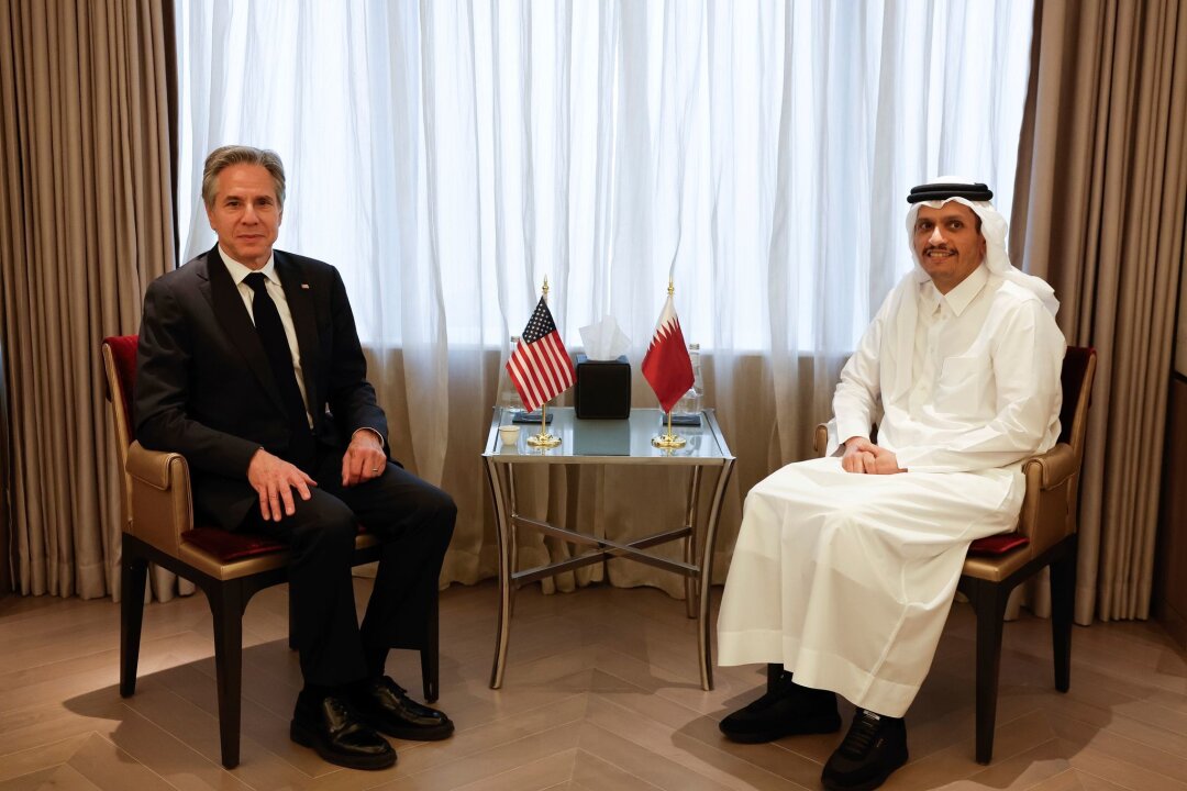 Gaza-Gespräche: Neuer Anlauf für Waffenruhe - US-Außenminister Antony Blinken (l.) trifft sich mit Katars Premierminister und Außenminister Mohammed bin Abdulrahman bin Jassim Al Thani in Riad.
