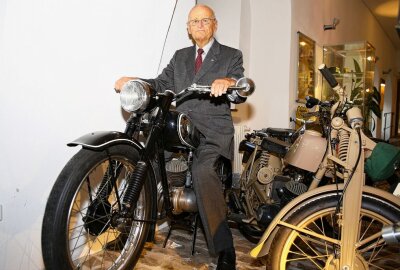 Gebürtiger Chemnitzer brachte VW nach Zwickau - In Erinnerungen schwelgte Prof. Dr. Hahn bei einem Besuch im Motorradmuseum von Zschopau. Foto: Thomas Fritzsch/PhotoERZ
