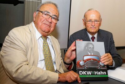 Gebürtiger Chemnitzer brachte VW nach Zwickau - Prof. Dr. Hahn (re) und Peter Kirchberg 2016 bei der Buchvorstellung "DKW Hahn" auf Schloss Wildeck von Zschopau. Foto: Thomas Fritzsch/PhotoERZ