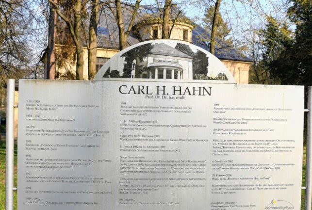 Die Tafel über das Wirken von Prof. Dr. Carl Horst Hahn steht in Chemnitz vor der gleichnamigen Villa.Foto: Thomas Fritzsch/PhotoERZ