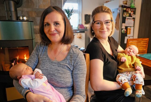 Saskia Seidenglanz (li.) und Franziska Mädler haben ihre Babys Luna und Raphael (re.) zuhause geboren.Foto: Thomas Voigt