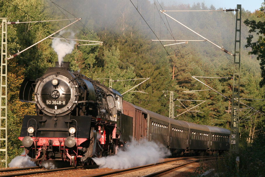 Die vereinseigene Dampflok 50 3648 ist mit dem Museumszug auf steigungsreichen Strecken in Sachsen unterwegs.