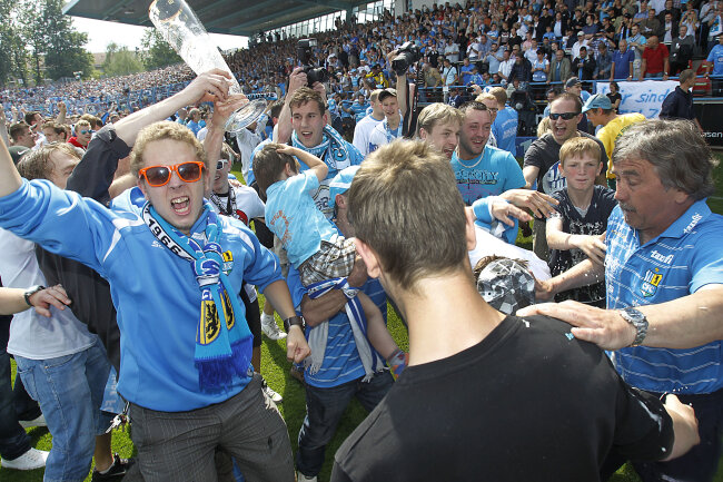 2011 feierten die CFC-Fans direkt nach dem Abpfiff gemeinsam mit Trainer Gerd Schädlich den Aufstieg.