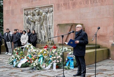 Gedenken an die Opfer des Nationalsozialismus in Chemnitz - OB Sven Schulze am Mahnmal im "Park der Opfer des Faschismus" bei der Gedenk-Veranstaltung. Foto: Harry Haertel