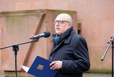 Gedenken an die Opfer des Nationalsozialismus in Chemnitz - OB Sven Schulze am Mahnmal im "Park der Opfer des Faschismus" bei der Gedenk-Veranstaltung. Foto: Harry Haertel