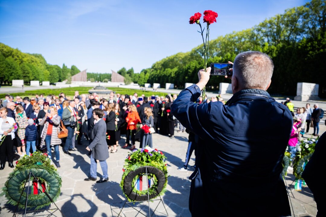 Gedenkfeiern zum Kriegsende - Prorussische Rocker in Berlin - Zahlreiche Menschen besuchten das Sowjetische Ehrenmal im Treptower Park in Berlin.