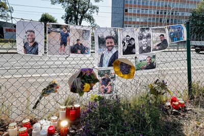 Gedenkstelle für verstorbenen Flüchtling in Chemnitz - In der Nacht zum 19. Mai 2022 starb in Chemnitz in der Flüchtlingsunterkunft auf der Annaberger Straße der Libanesische Flüchtling Bilal J. Foto: Harry Härtel