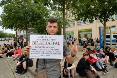 Am Roten Turm findet heute eine Demonstration zum Gedenken an Bilal J. statt. Die Teilnehmer gedenken des Gestorbenen und protestieren gegen Rassismus. Foto: Harry Haertel