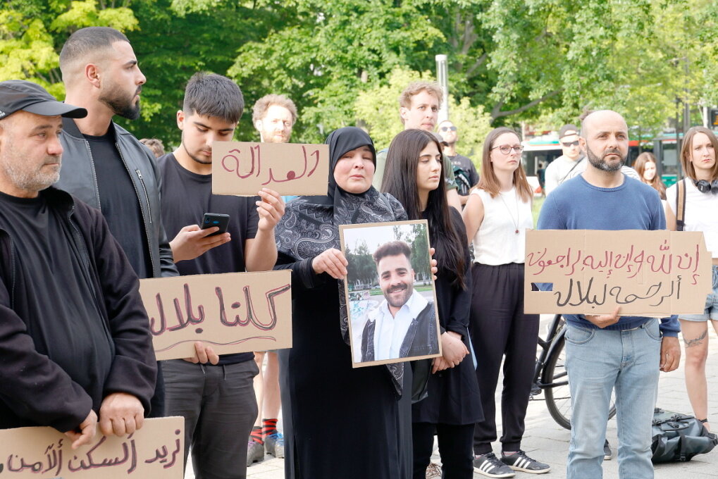 Am Roten Turm findet eine Demonstration zum Gedenken an Bilal J. statt. Die Teilnehmer gedenken des Gestorbenen und protestieren gegen Rassismus. Foto: Harry Haertel