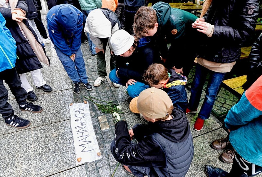 Gedenkveranstaltung für Opfer des Holocaust - Auch Schüler der Chemnitzer Montissori- Schule nahmen an der Gedenkveranstaltung teil. Foto: Harry Härtel