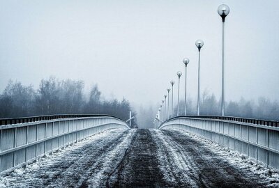 Gefährlich: Schneebrocken von Brücke geworfen - Symbolbild Autobahnbrücke. Foto: 12019/Pixabay