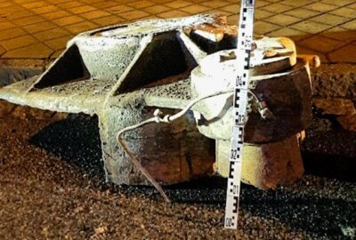 Gefährliche Straßenbehinderung in Meißen: 800 Kilogramm schwere Metallblöcke - 800 Kilogramm schwere Metallblöcke auf der Straße. Foto: Polizei Sachsen