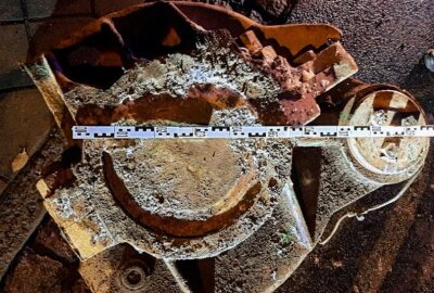 Gefährliche Straßenbehinderung in Meißen: 800 Kilogramm schwere Metallblöcke - 800 Kilogramm schwere Metallblöcke auf der Straße. Foto: Polizei Sachsen