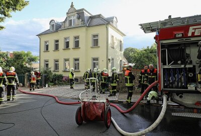 Gefährlicher Kellerbrand in Radebeul - Die Bewohner konnten rechtzeitig gerettet werden. Foto: Roland Halkasch 