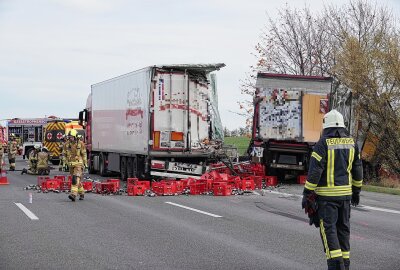 Gefahrgut-Unfall auf der A4: Sattelzüge kollidieren am Stauende - Auf der A4 kam es zu einem schweren Unfall mit einem Gefahrgut-LKW. Foto: Roland Halkasch