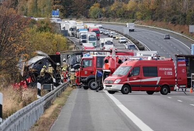 Gefahrgut-Unfall auf der A4: Sattelzüge kollidieren am Stauende - Auf der A4 kam es zu einem schweren Unfall mit einem Gefahrgut-LKW. Foto: Roland Halkasch