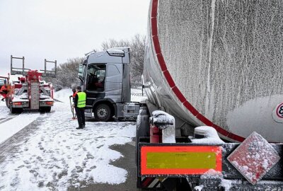 Gefahrguttransporter und Paket-LKW auf A4 verunfallt - Der abgekommene Gefahrguttransporter. Foto: Harry Härtel
