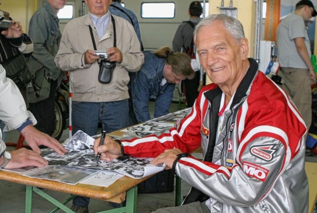 Bei den Jubiläumsveranstaltungen auf dem Sachsenring, wie hier 2007, durfte Jim Redman nicht fehlen. Foto: Thorsten Horn