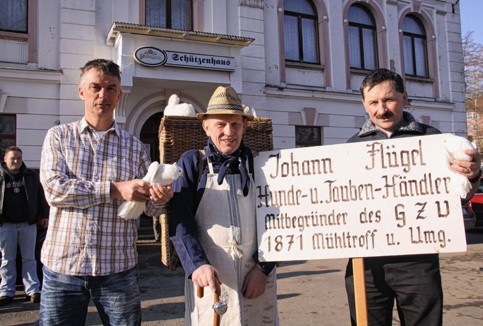 Ralf Schinnerling, Klaus Bauer und Carsten Weiß weisen auf die Historie des Vereins hin. Foto: Simone Zeh