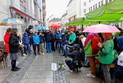 Gegen das Vergessen: Gedenkveranstaltung für Opfer des Holocaust in Chemnitz -  Auch Schüler der Chemnitzer Montessori-Schule nahmen an der Gedenkveranstaltung teil. Foto: Harry Härtel