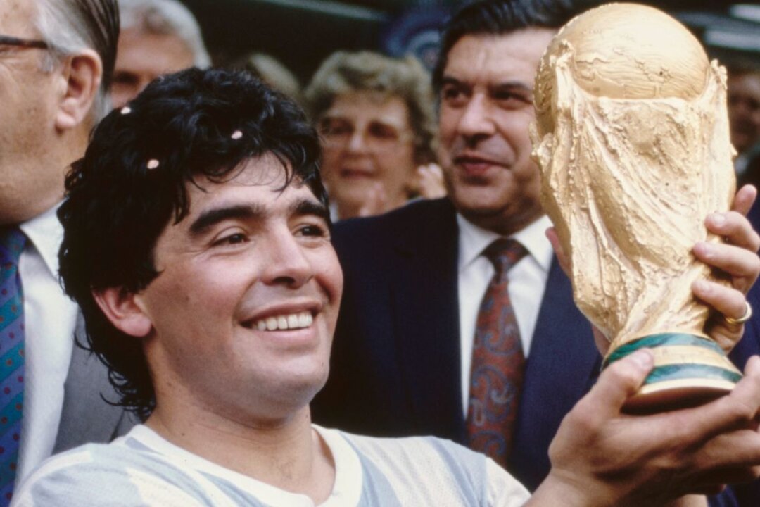 Gegen den Willen seiner Familie: Diego Maradonas "Goldener Ball" soll unter den Hammer - Der WM-Sieg 1986 machte Diego Maradona in Argentinien zum Goldjungen.