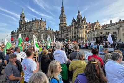 Gegen die Energiepreise: Regierungskritische Demo in Dresden - Am Samstag fand eine Großdemo gegen Energiepolitik in Dresden statt. Foto: B&S/Bernd März