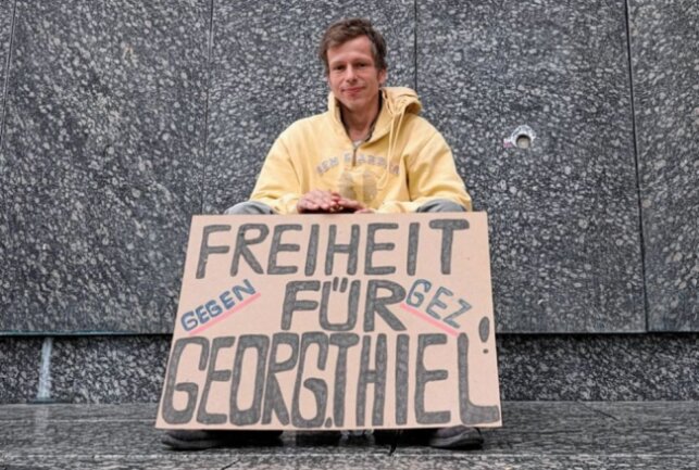 Der Protestierende fordert die Freilassung von Georg Thiel. Foto: Harry Härtel 