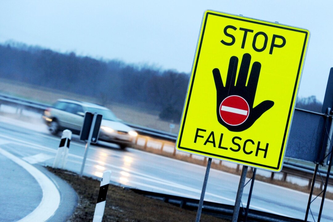 Geisterfahrer in Sicht: So reagieren Sie richtig - Solche Schilder sollen Autofahrer davor warnen, irrtümlich in die falsche Richtung aufzufahren.