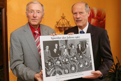 Geländefahrer Klaus Teuchert mit 83 Jahren verstorben - Klaus Teuchert und Klaus Halser wurden Sportler des Jahres 1967 (v.l.). Foto: Thomas Fritzsch/PhotoERZ