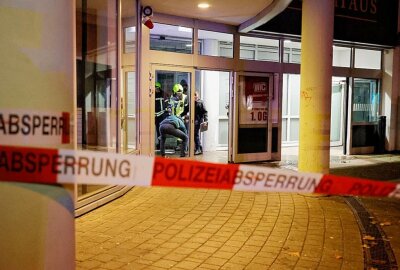 Geldautomat von Unbekannten gesprengt -  Ein Geldautomat der Deutschen Bank wurde von Unbekannten gespreng. Foto: Harry Haertel