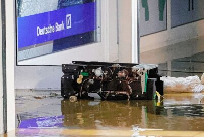 Geldautomat von Unbekannten gesprengt -  Ein Geldautomat der Deutschen Bank wurde von Unbekannten gespreng. Foto: Harry Haertel