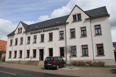 Geldinstitut investiert in Bau einer Pflegeeinrichtung in Wiederau - Am ehemaligen "Sächsischen Rautenkranz" wird der Saal abgerissen. Foto: Andrea Funke