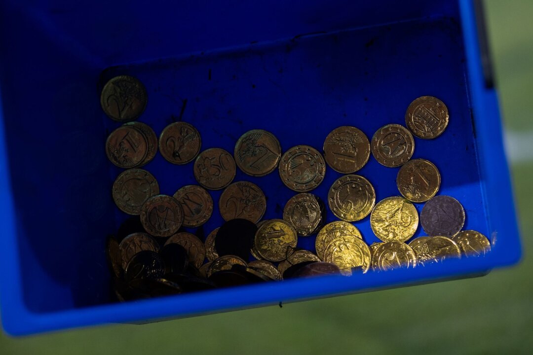 Geldstrafen für mehrere Clubs nach Fan-Protesten - Unter anderem flogen aus Protest Schokoladen-Goldtaler.