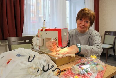 Gelebte Integration: Ukrainerinnen stellen Handarbeitskünste vor - Tatjana kennt sich schon bestens mit der gespendeten Nähmaschine aus. Foto: Jana Kretzschmann