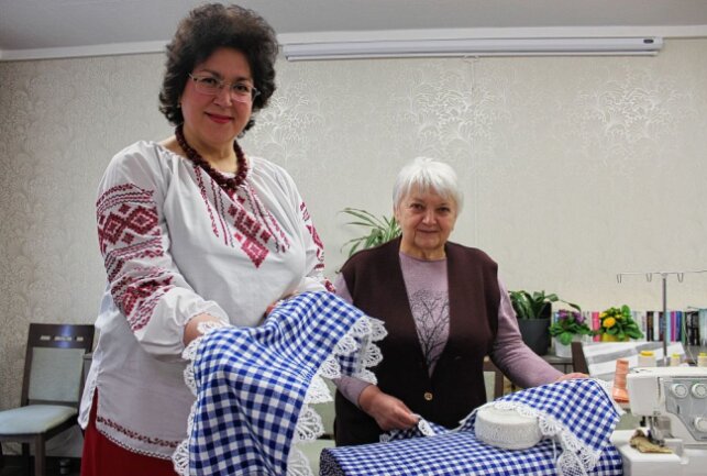 Gelebte Integration: Ukrainerinnen stellen Handarbeitskünste vor - Hübsche Deckchen mit Spitze: Janina (li.) und Oleksandra präsentieren die Arbeiten. Foto: Jana Kretzschmann
