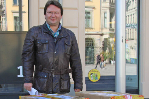 Sven Dietrich, innerhalb der Stadtverwaltung auch für Städtepartnerschaften zuständig, mit den vier Kartons, die am heutigen Montag eintrafen. Foto: Stadt Zwickau