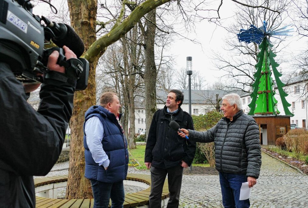 Gelenau nimmt das Thema Windkraft mit Humor - Bürgermeister Knut Schreiter und IT-Experte Thomas Walther standen vor der Kamera Rede und Antwort. Foto: Andreas Bauer