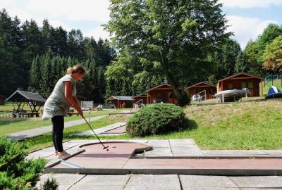 Gelenau treibt Planung eines "Feel-Good-Dorfs" voran - Das Erlebnisland am Kegelsberg hat aber schon jetzt viele Freizeitangebote wie Minigolf sowie einige Blockhütten zu bieten. Foto: Andreas Bauer