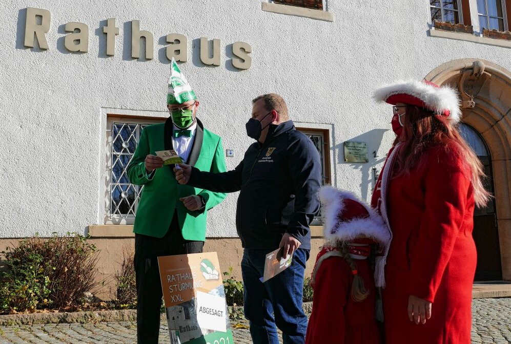 Als Bürgermeister Knut Schreiter (Mitte) plötzlich einen Zettel mit einer Wette aus der Tasche zog, staunte David Hein vom 1. Gelenauer Carnevals-Club nicht schlecht. Foto: Andreas Bauer