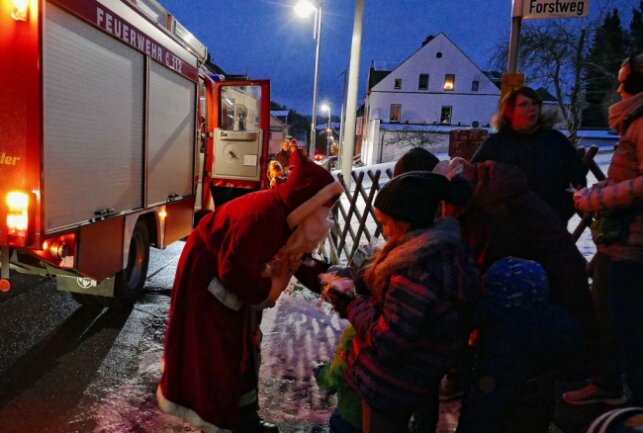 Gelenauer Feuerwehr hilft dem Nikolaus aus der Klemme - Mitunter bildeten sich kleine Schlangen, weil so viele Kinder auf ein Geschenk warteten. Foto: Andreas Bauer