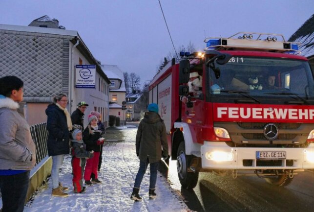 Gelenauer Feuerwehr hilft dem Nikolaus aus der Klemme - Auch die Autofahrer mussten Geduld mitbringen, weil die Fahrzeuge auf der Hauptstraße immer wieder anhielten. Foto: Andreas Bauer