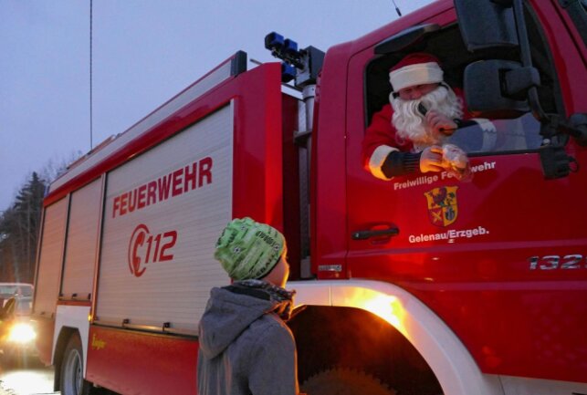 Gelenauer Feuerwehr hilft dem Nikolaus aus der Klemme - Mit Gedichten und Liedern verdienten sich die Kinder ihre Präsente. Foto: Andreas Bauer