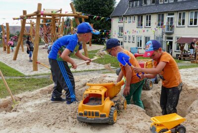 Gelenauer Investition bringt Kinder zum Strahlen - Bei der Einweihung des Spielplatzes wurde immer noch gebaut - und zwar im neuen Sandkasten. Foto: Andreas Bauer