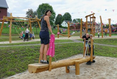 Gelenauer Investition bringt Kinder zum Strahlen - Die Wippe fördert unter anderem den Gleichgewichtssinn der Kinder. Foto: Andreas Bauer