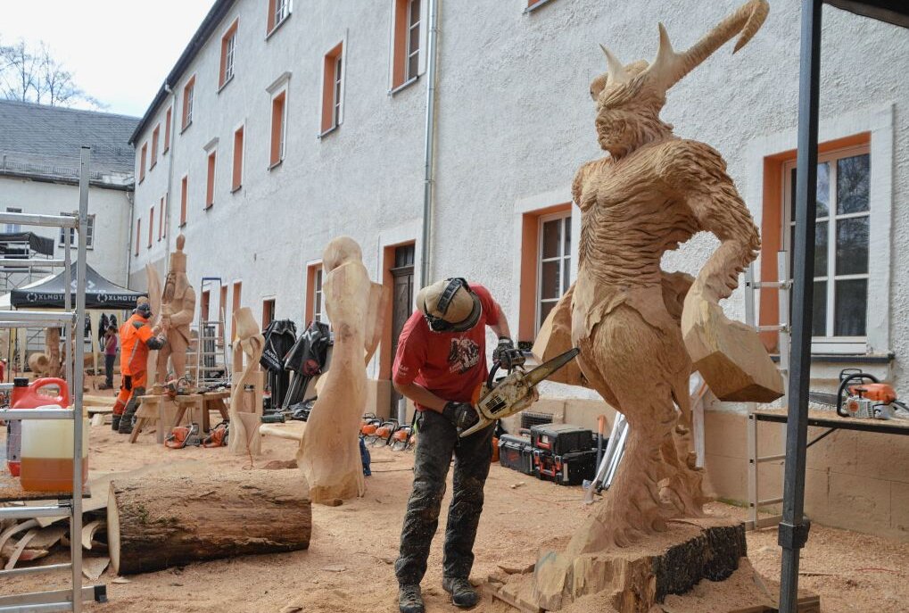 Nachdem in Gelenau schon so manche Fabelwesen aus Holz entstanden sind, geht es beim diesjährigen Kettensäge-Event vor allem um Tierfiguren. Foto: Andreas Bauer