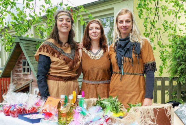 Auch die Fest-Verantwortliche Sylvia Schaarschmidt (Mitte) und ihre Kolleginnen hatten sich dem Motto entsprechend Kostüme besorgt. Foto: Andreas Bauer