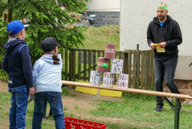 Gelenauer Kinder dürfen endlich wieder feiern - Büchsenwerfen stand ebenso auf dem Programm. Foto: Andreas Bauer